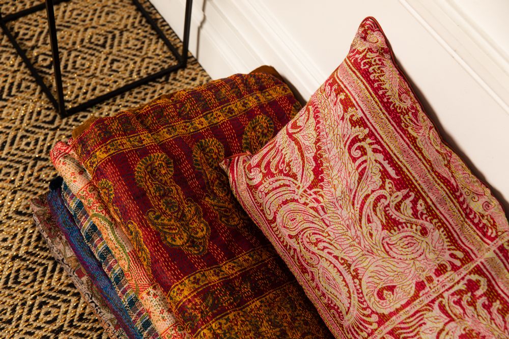 Decorative objects - Cushion cover bi-material velvet and printed silk - LA CABANE DE STELLA