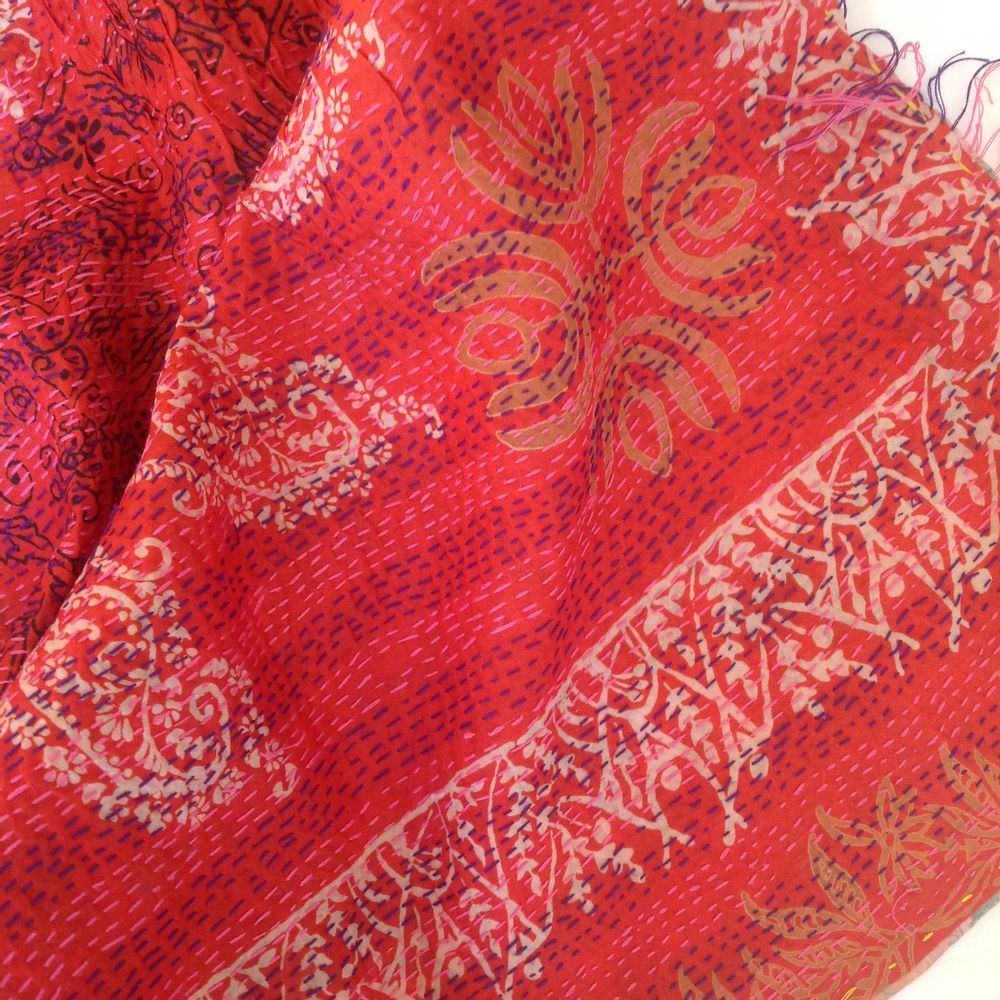 Foulards et écharpes - THE EVERLASTING - LOVE LIVES HERE OX.
