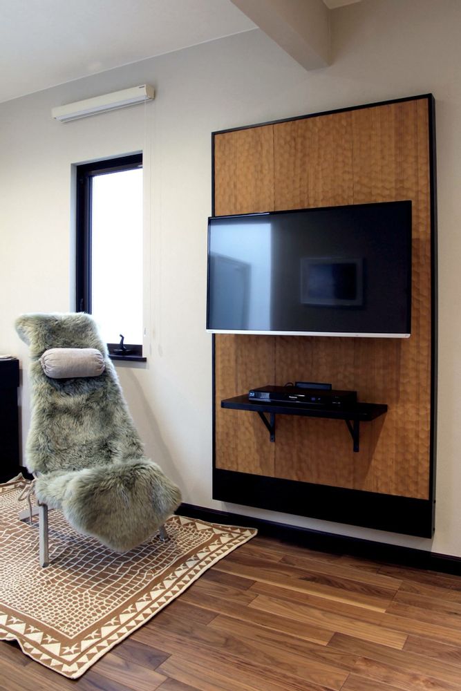 Classic carpets - Mixed timber flooring & wall - DEESAWAT