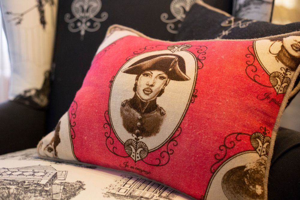 Cushions - UPHOLSTERY FABRICS - CUSHIONS - WALLPAPER - YAËL & VALÉRIE