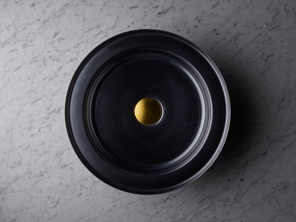 Spas - NARCIS round shiny black, brass plug - BASSINES