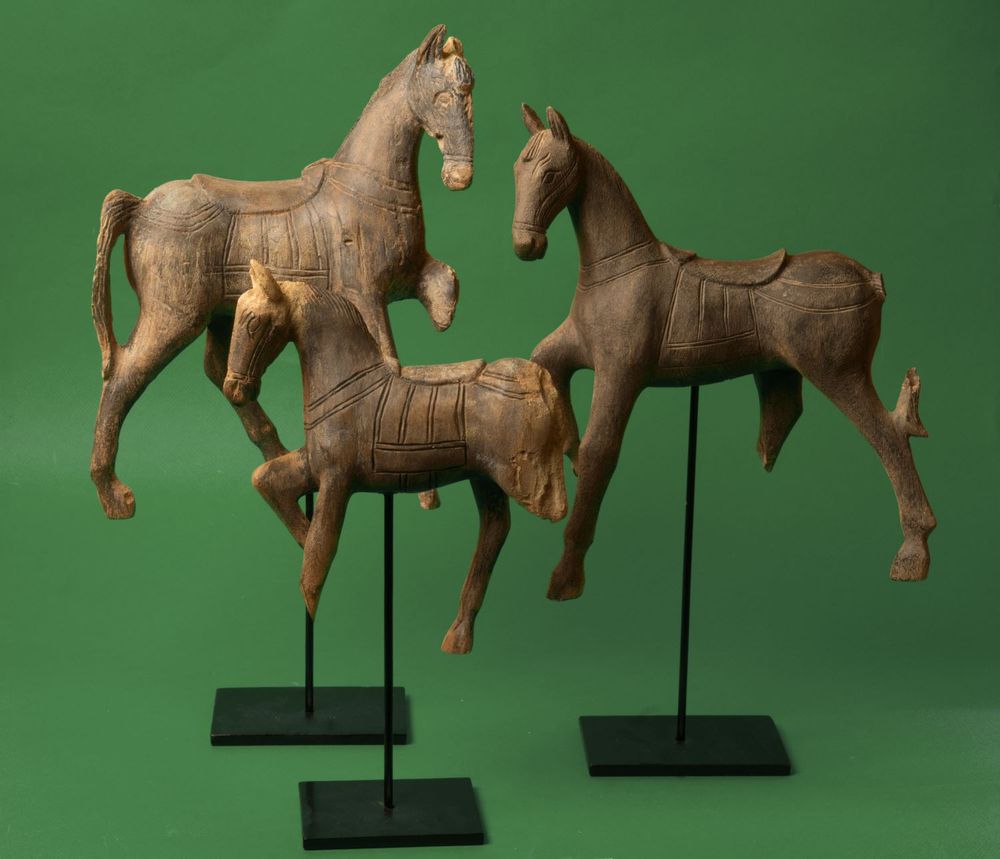 Sculptures, statuettes et miniatures - Cheval en résine sur socle - ASIATIDES