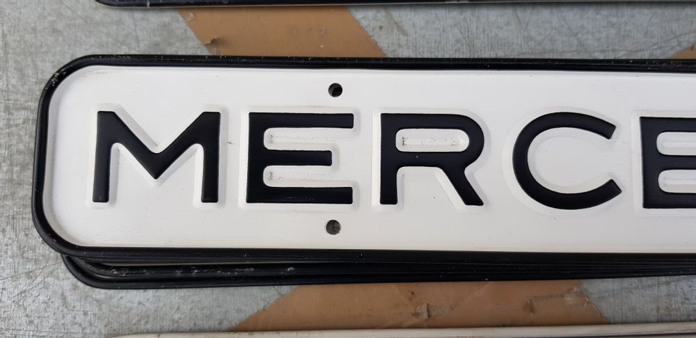 Autres décorations murales - PLAQUE CAMION MERCEDES - LES 3 SINGES
