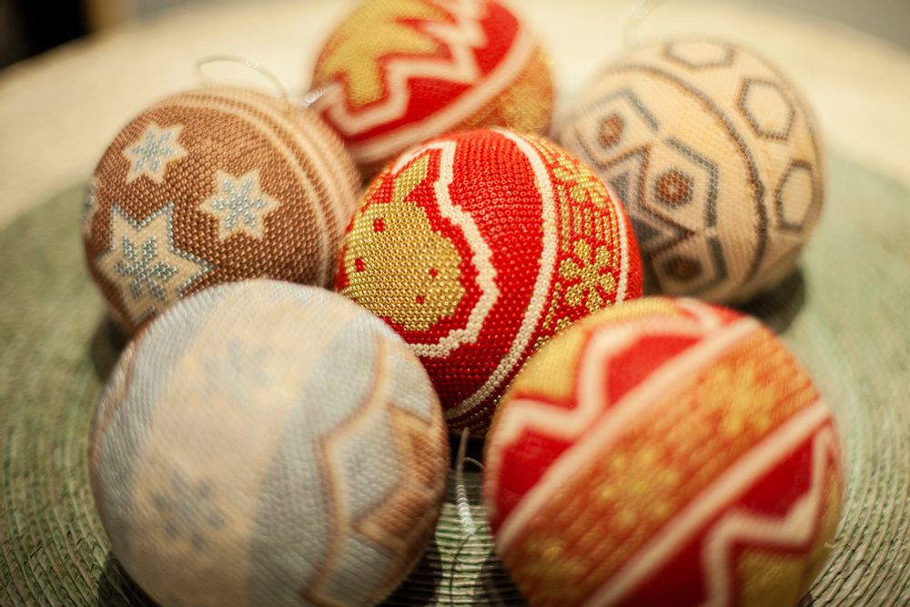 Christmas garlands and baubles - Huichol christmas balls - 85°
