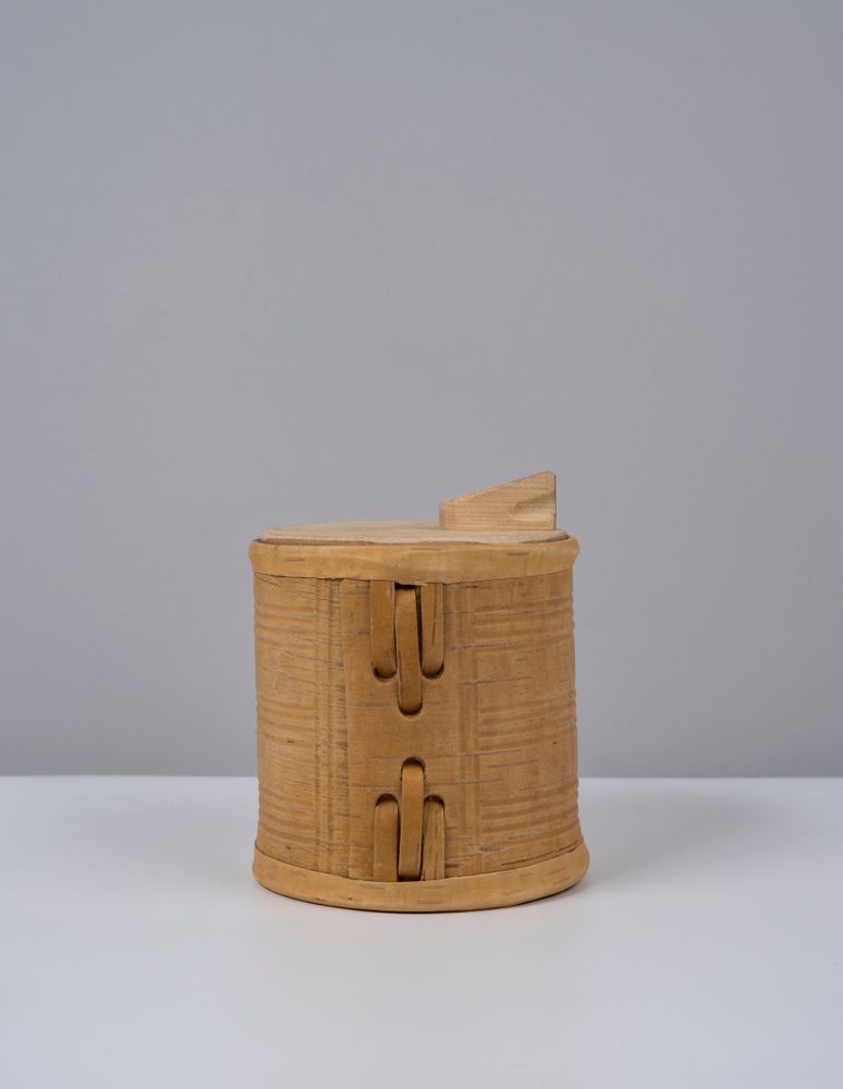 Decorative objects - Birch bark container with decor, round, medium - FUGA