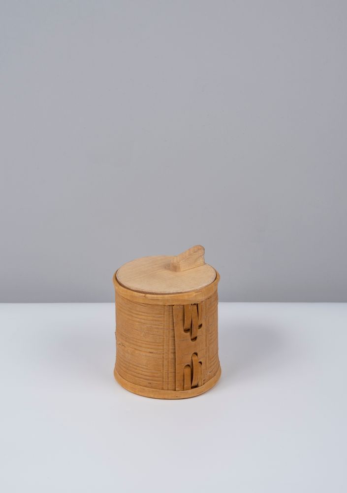 Decorative objects - Birch bark container with decor, round, medium - FUGA