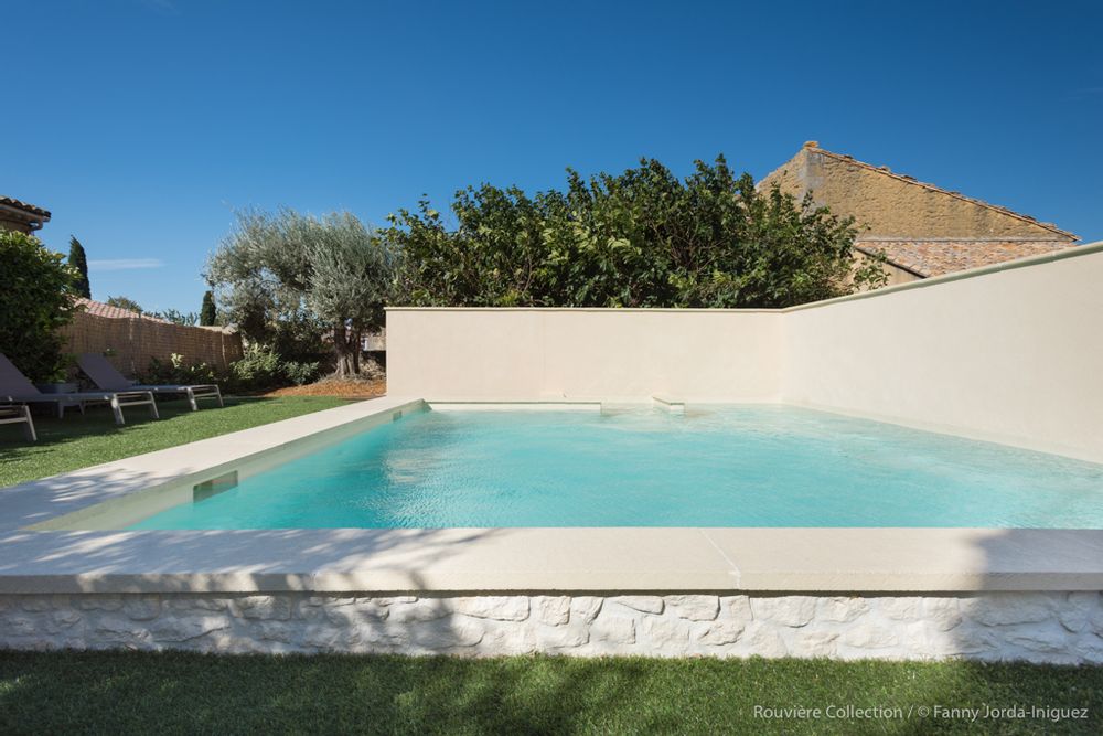 Outdoor pools - Stone look straight copings - ROUVIERE COLLECTION