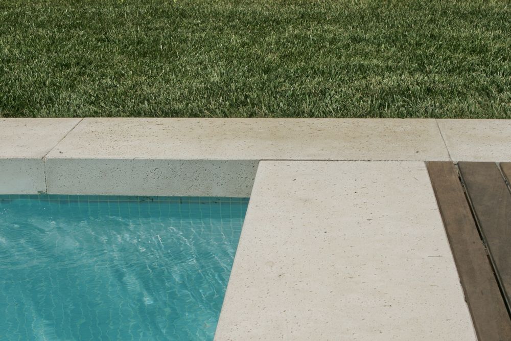 Piscines extérieures - Margelle de piscine en L - ROUVIERE COLLECTION