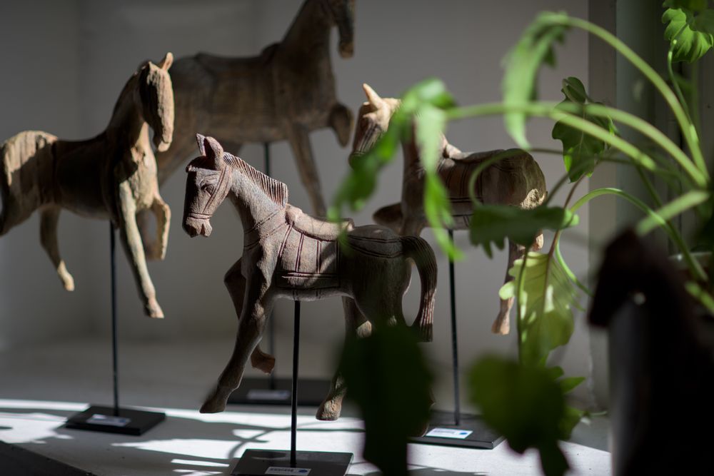 Sculptures, statuettes et miniatures - Cheval en résine sur socle. - ASIATIDES