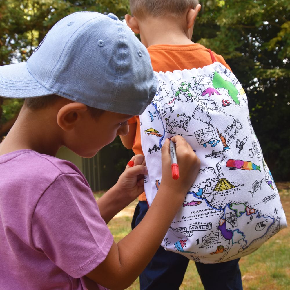 Sacs et cartables enfants - Sac à dos à colorier carte du monde - EATSLEEPDOODLE