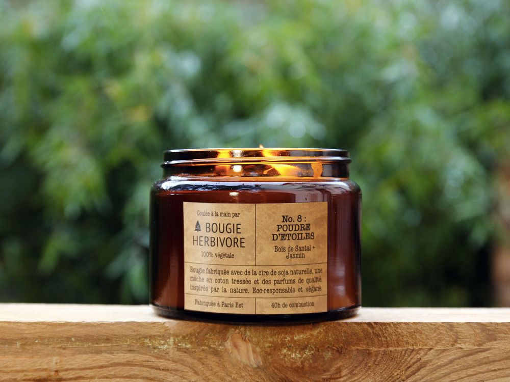 Objets de décoration - Bougie No. 8 : 400g - POUDRE D'ETOILES - Bois de Santal + Jasmin - LA BOUGIE HERBIVORE