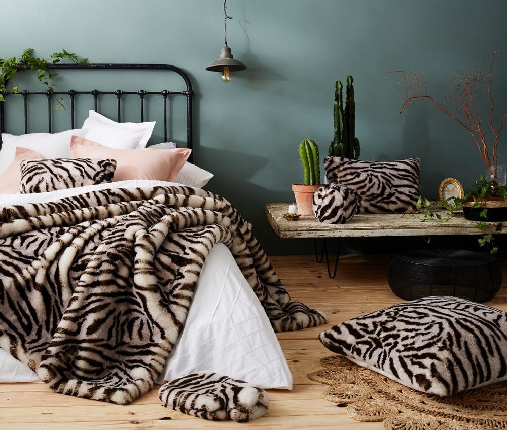 Decorative objects - Luxury Faux Fur throws - MAISON EVELYNE PRELONGE FRANCE