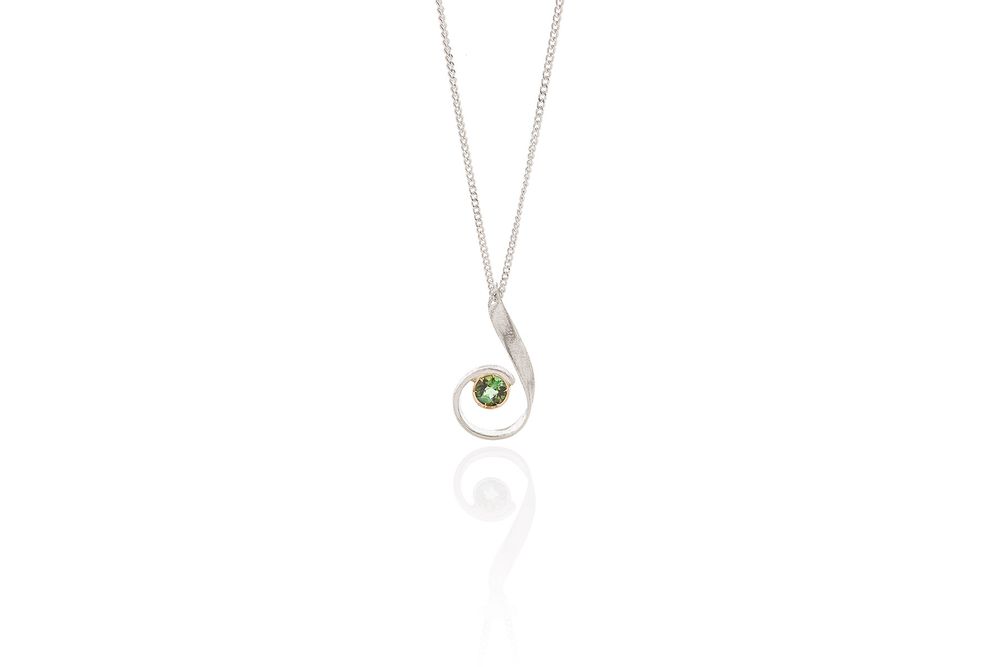 Orfèvrerie - Pendentif « Clé de Sol ». Pendentif en argent sterling, serti en or 18 carats et tourmaline verte - CHIARA DE FILIPPIS