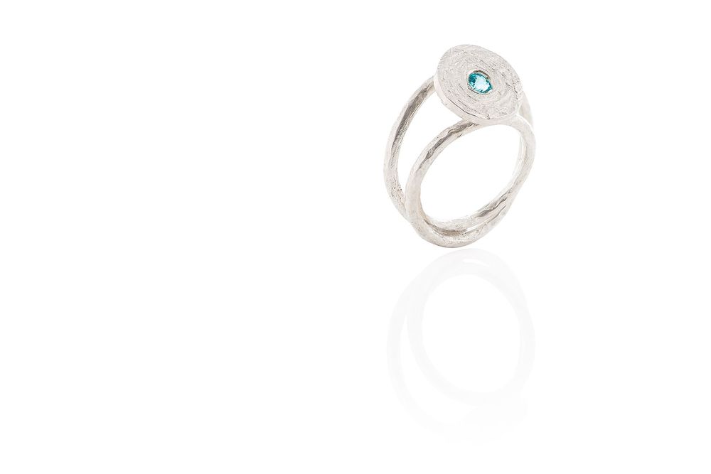 Orfèvrerie - Collection FRAMMENTI. Bague en argent sterling et topaze bleue - CHIARA DE FILIPPIS