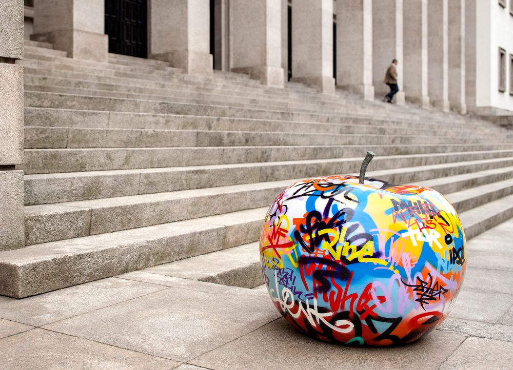 Objets design - sculpture de pomme graffiti - BULL & STEIN