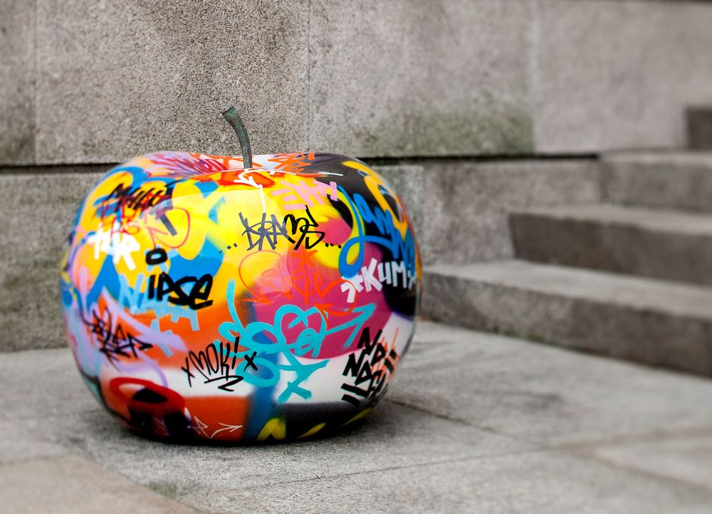 Objets design - sculpture de pomme graffiti - BULL & STEIN