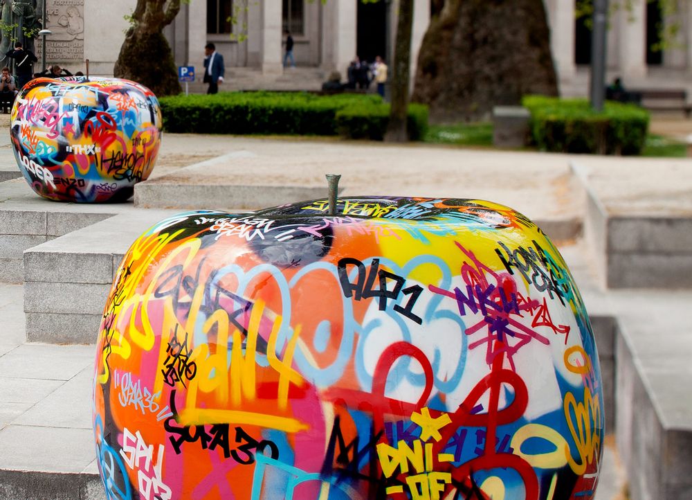 Objets design - sculpture de pomme graffiti - BULL & STEIN