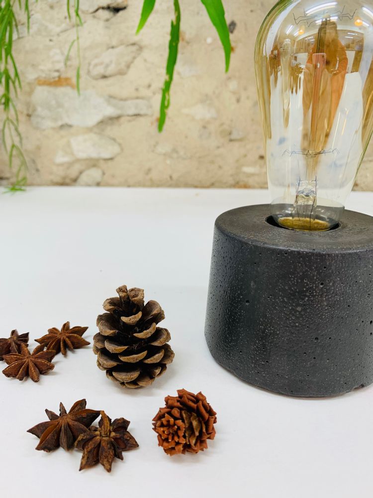 Objets design - Lampe à poser | Lampe Béton | Cylindre | Béton anthracite - JUNNY