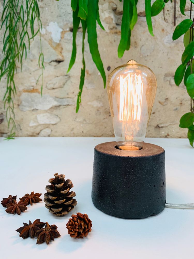 Objets design - Lampe à poser | Lampe Béton | Cylindre | Béton anthracite - JUNNY