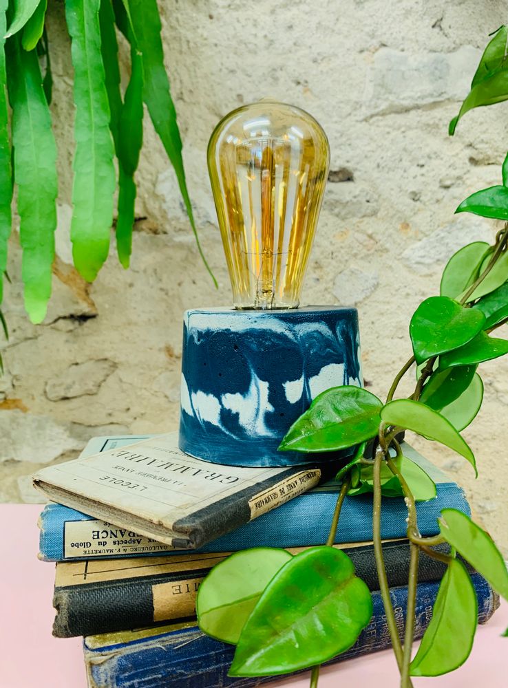 Objets design - Lampe à poser | Lampe béton | Cylindre | Marbré bleu pétrole - JUNNY
