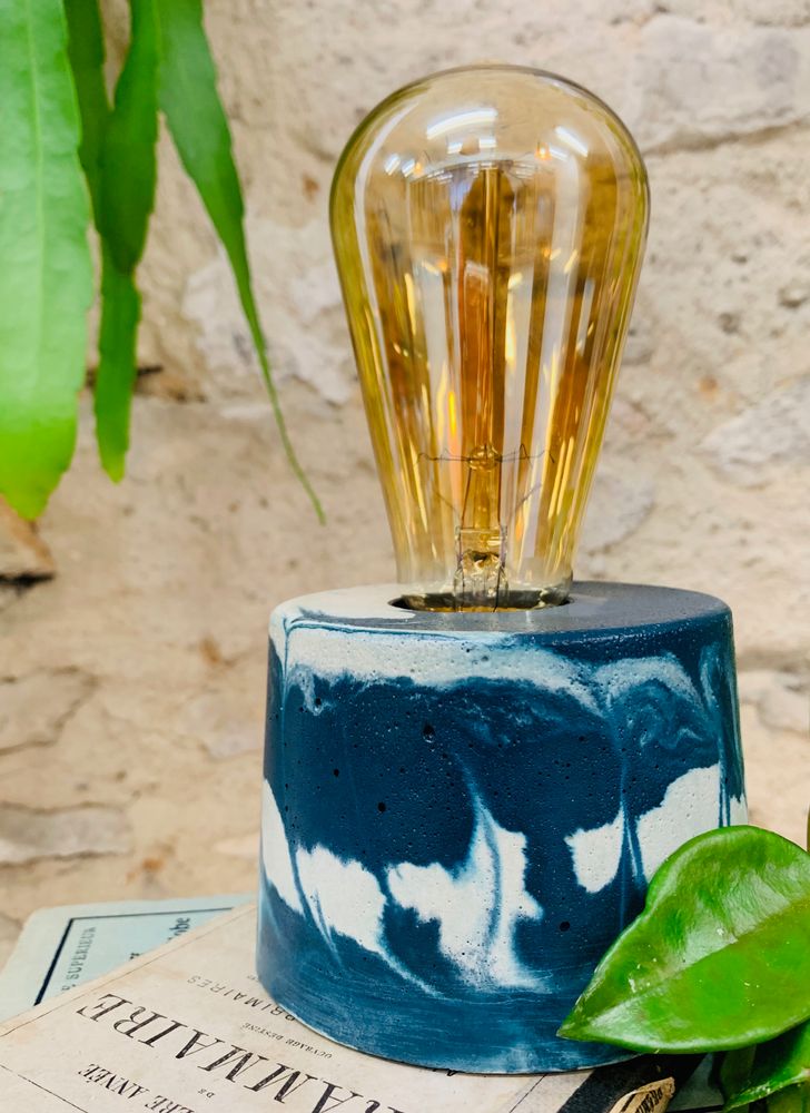 Objets design - Lampe à poser | Lampe béton | Cylindre | Marbré bleu pétrole - JUNNY