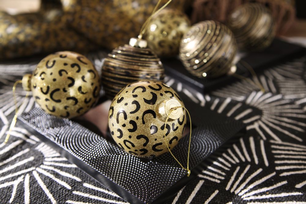 Christmas garlands and baubles - Décoration of Christmas - KORB