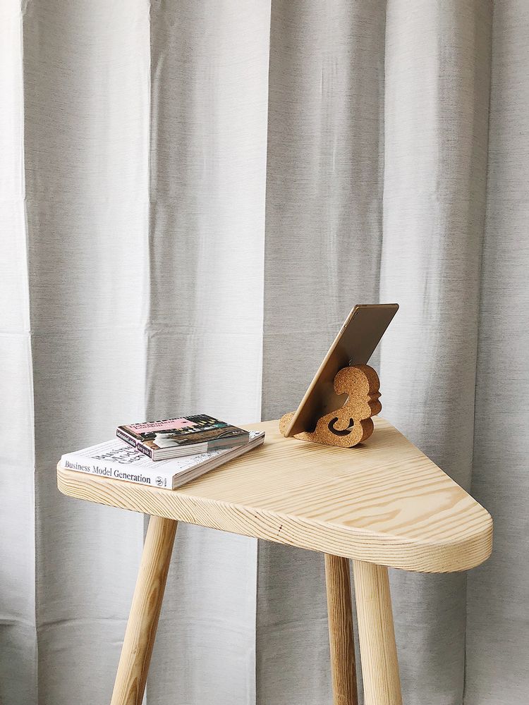 Design objects - Kresto tablet holder - DEDAL