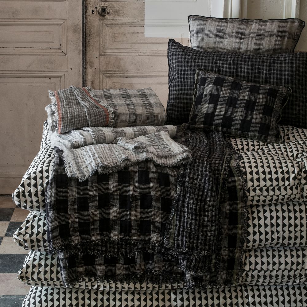 Throw blankets - Inverness Throw and Bedspreads - LE MONDE SAUVAGE BEATRICE LAVAL