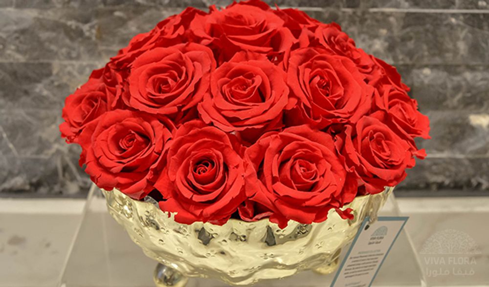 Décorations florales - Arrangement classique conservé rouge dans un vase doré - VIVA FLORA