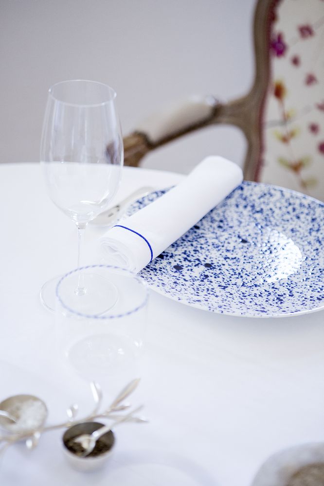 Assiettes de réception - Collection d'art de la table Magma cobalt en porcelaine de Limoges - NON SANS RAISON PORCELAINE DE LIMOGES