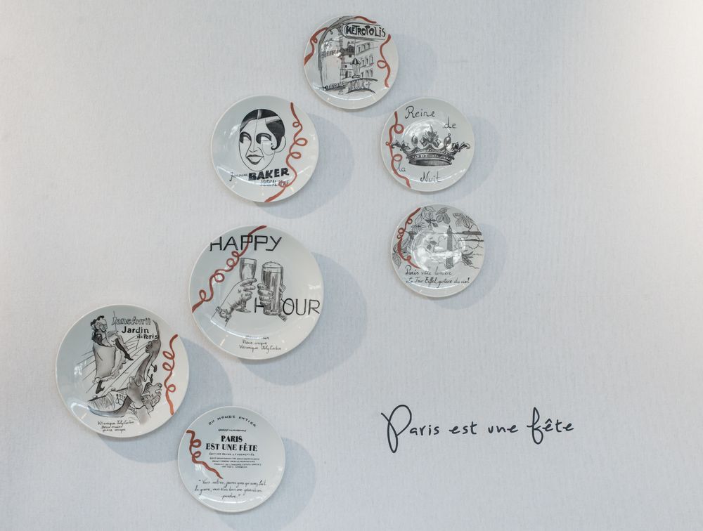 Autres décorations murales - Installation murale d'assiettes illustrées PARIS EST UNE FETE - VERONIQUE JOLY-CORBIN