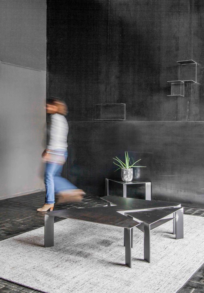 Objets design - Table basse STONE. - BLUNT