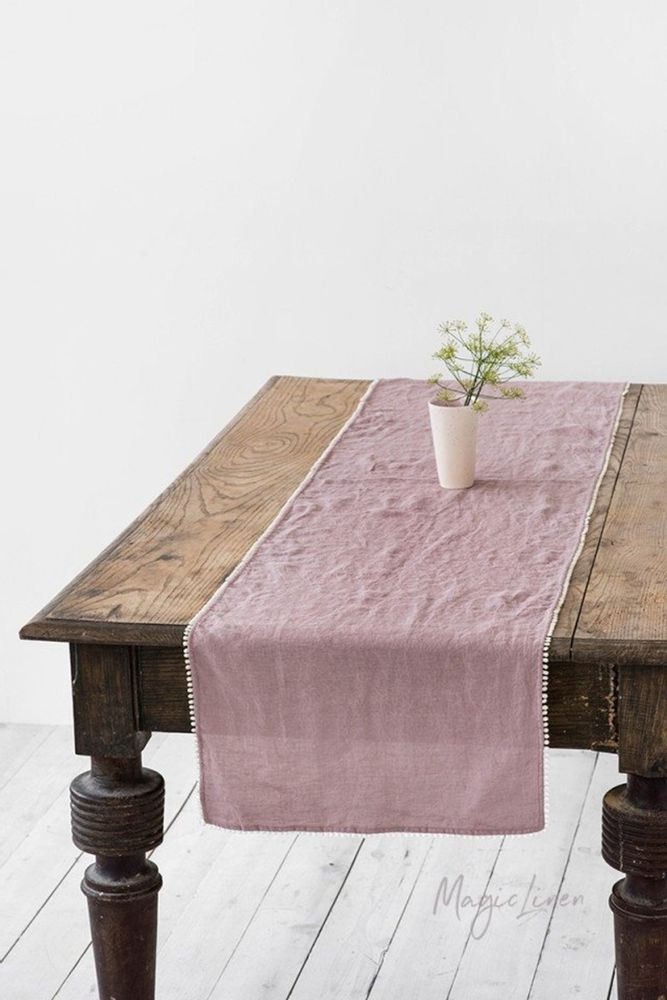 Linge d'office - Chemin de table en lin avec pompon en Woodrose - MAGICLINEN