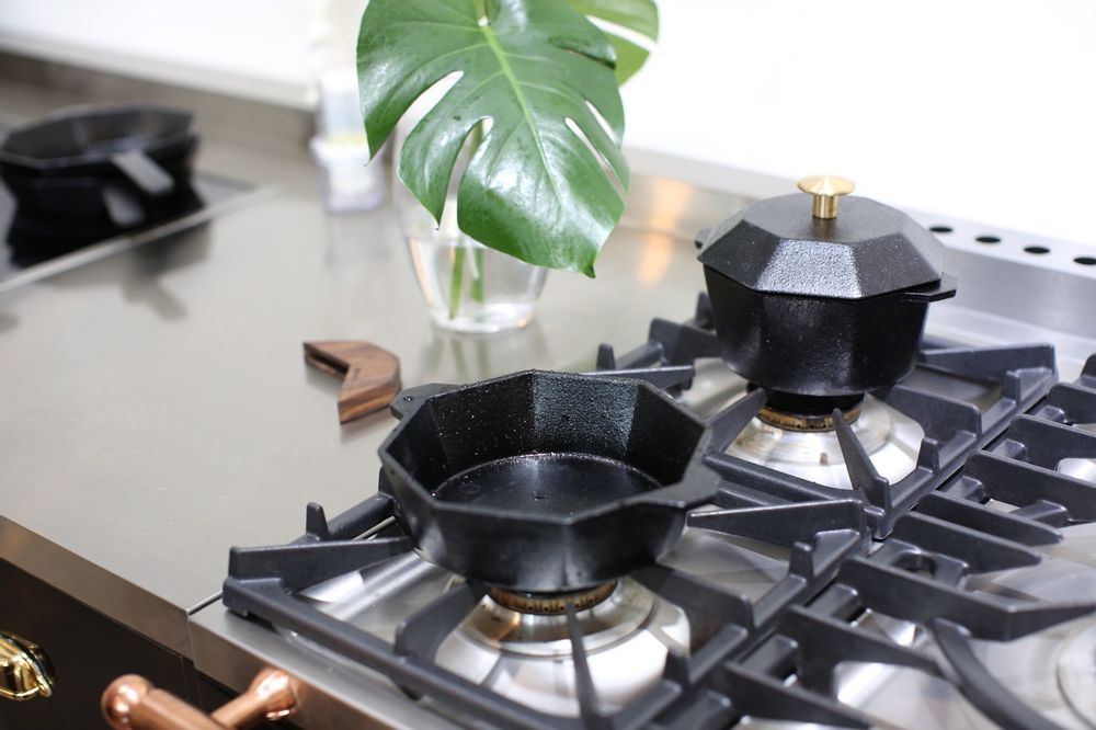 Objets design - Original Pot 8.3 inch fait tout  [Pre-Seasoned Cast Iron]  - MOMMY'S POT