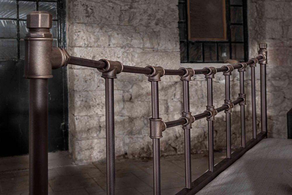Quincaillerie d'art - Lit en fer artisanal style industriel - Modèle Iro - VOLCANO - HANDMADE IRON BEDS