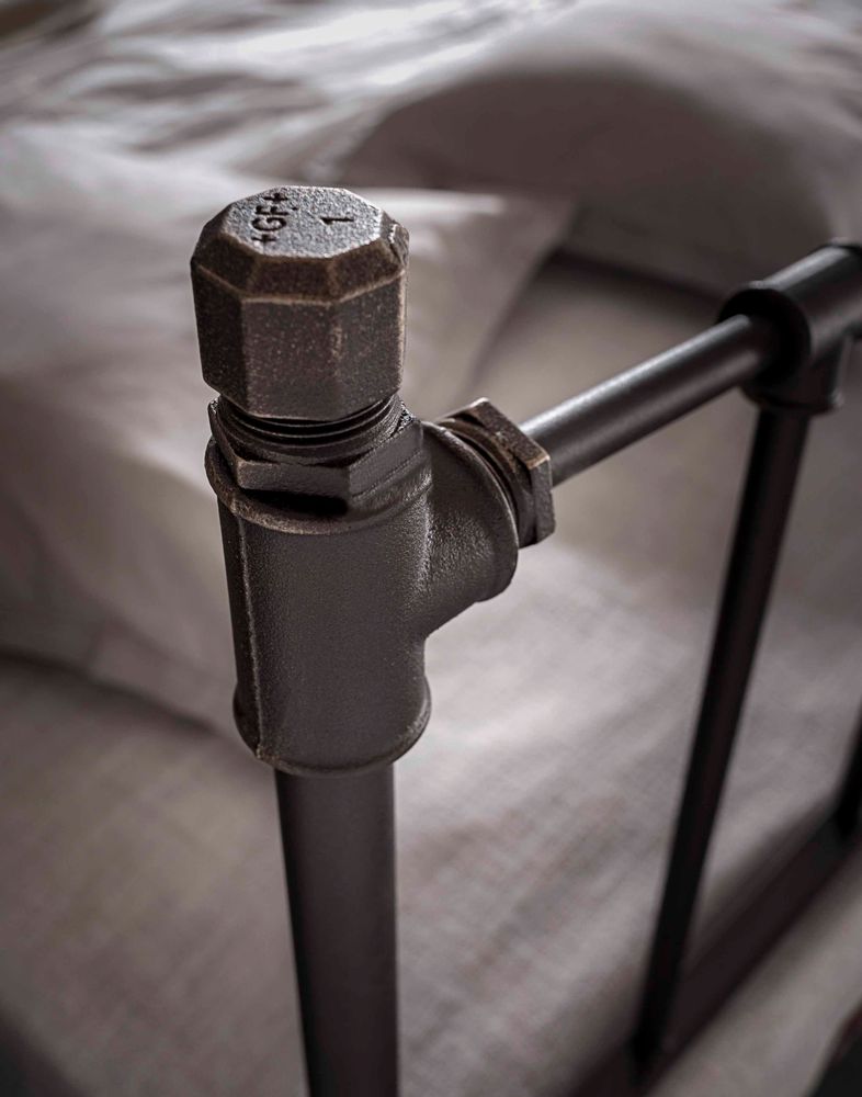 Quincaillerie d'art - Lit en fer artisanal style industriel - Modèle Iro - VOLCANO - HANDMADE IRON BEDS
