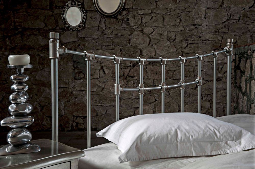 Quincaillerie d'art - Lit en fer artisanal style industriel - Modèle Iro - VOLCANO - HANDMADE IRON BEDS