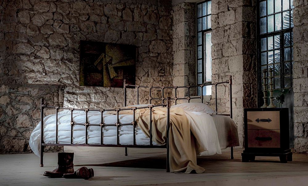 Quincaillerie d'art - Lit en fer artisanal style industriel - Modèle Iro - VOLCANO - HANDMADE IRON BEDS