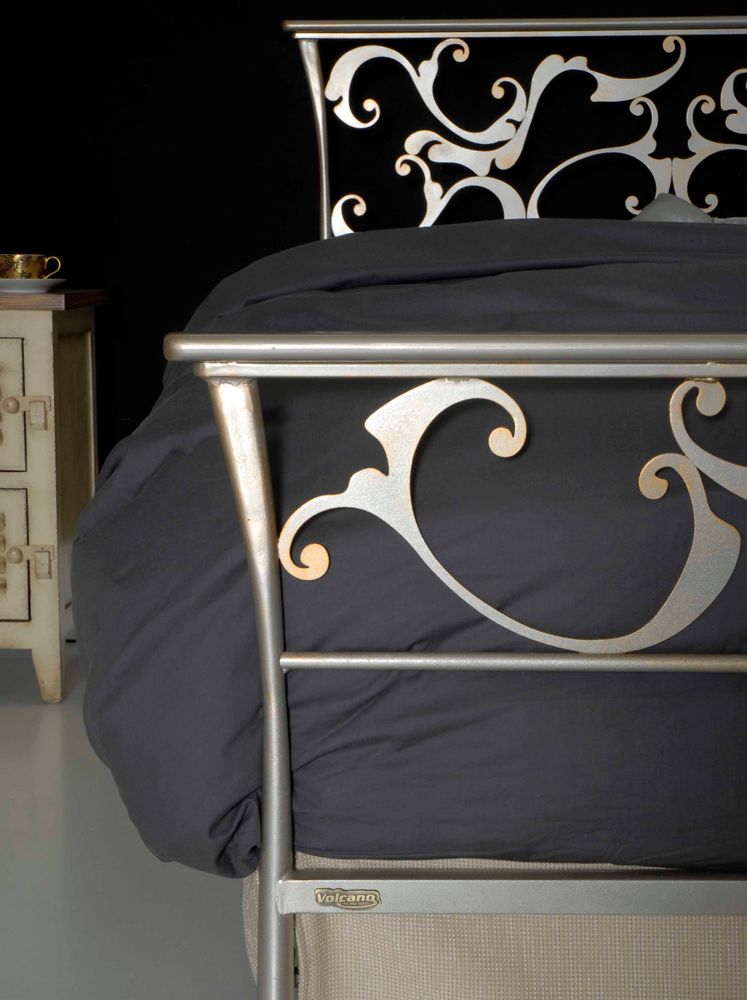 Quincaillerie d'art - Lit en fer fait main haut de gamme design - Modèle Oasis - VOLCANO - HANDMADE IRON BEDS