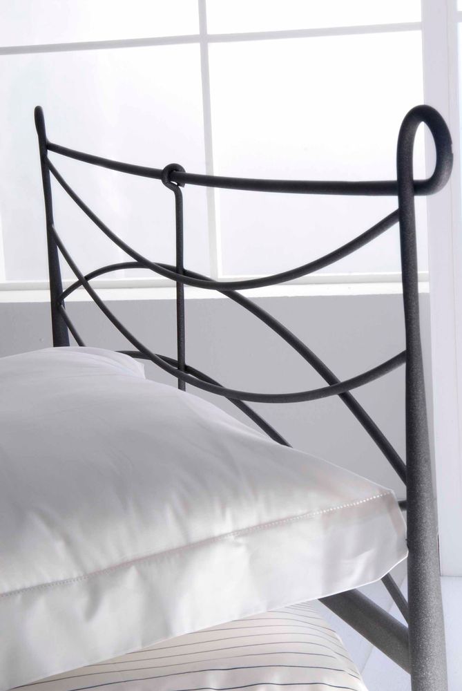 Objets design - Lit en fer à la main de style minimaliste - Modèle Toxo - VOLCANO - HANDMADE IRON BEDS