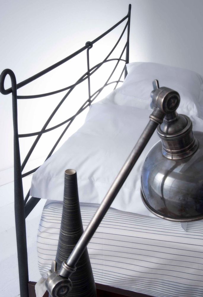 Objets design - Lit en fer à la main de style minimaliste - Modèle Toxo - VOLCANO - HANDMADE IRON BEDS