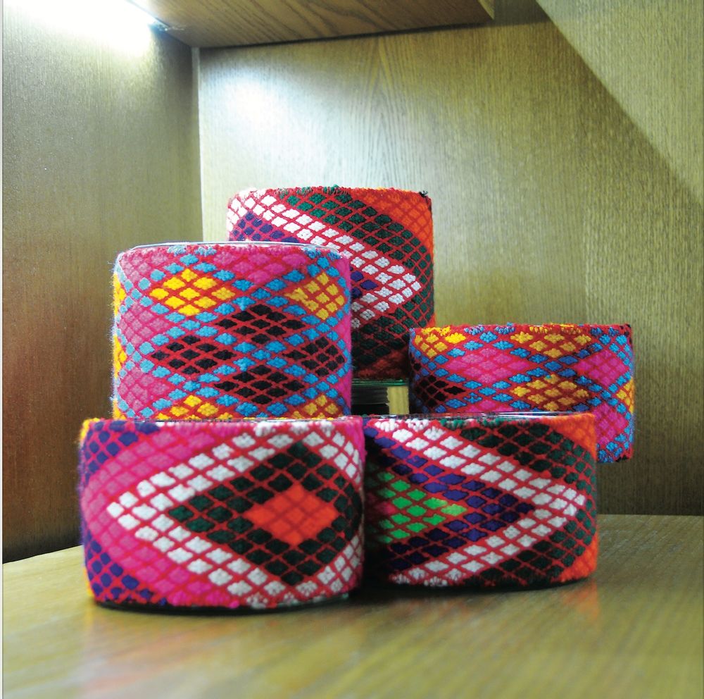 Candles - CYLINDRE AVEC HABILLAGE TAPIS EN COULEURS - NOUR BOUGIE