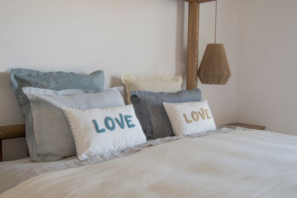 Coussins textile - Coussin brodé LOVE - FEBRONIE