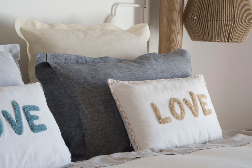 Coussins textile - Coussin brodé LOVE - FEBRONIE