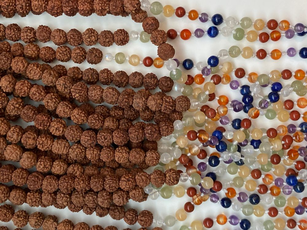 Bijoux - LUCKY CHARM MALA EN RUDRAKSHA AUX 7 PIERRES PRÉCIEUSES SHAKRAS - PECHAAN