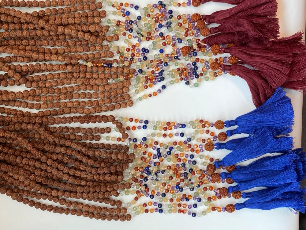 Bijoux - LUCKY CHARM MALA EN RUDRAKSHA AUX 7 PIERRES PRÉCIEUSES SHAKRAS - PECHAAN