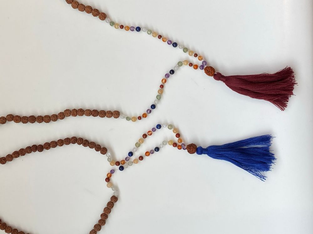 Bijoux - LUCKY CHARM MALA EN RUDRAKSHA AUX 7 PIERRES PRÉCIEUSES SHAKRAS - PECHAAN