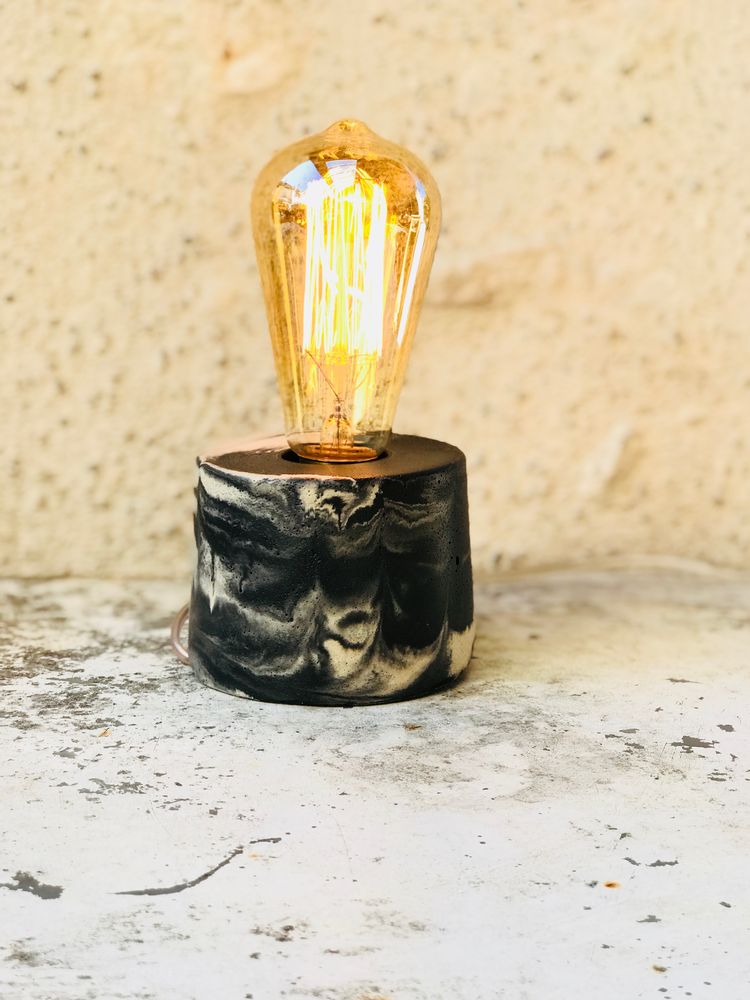 Objets design - Lampe à poser | Lampe Béton | Cylindre | Marbré anthracite - JUNNY