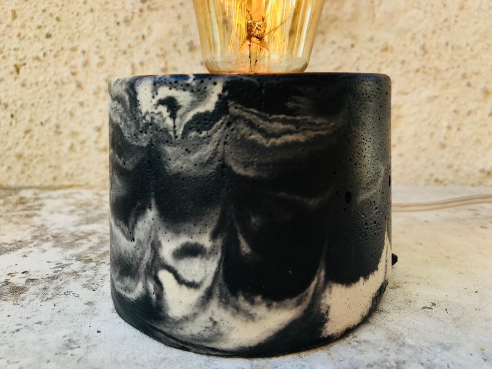 Objets design - Lampe à poser | Lampe Béton | Cylindre | Marbré anthracite - JUNNY