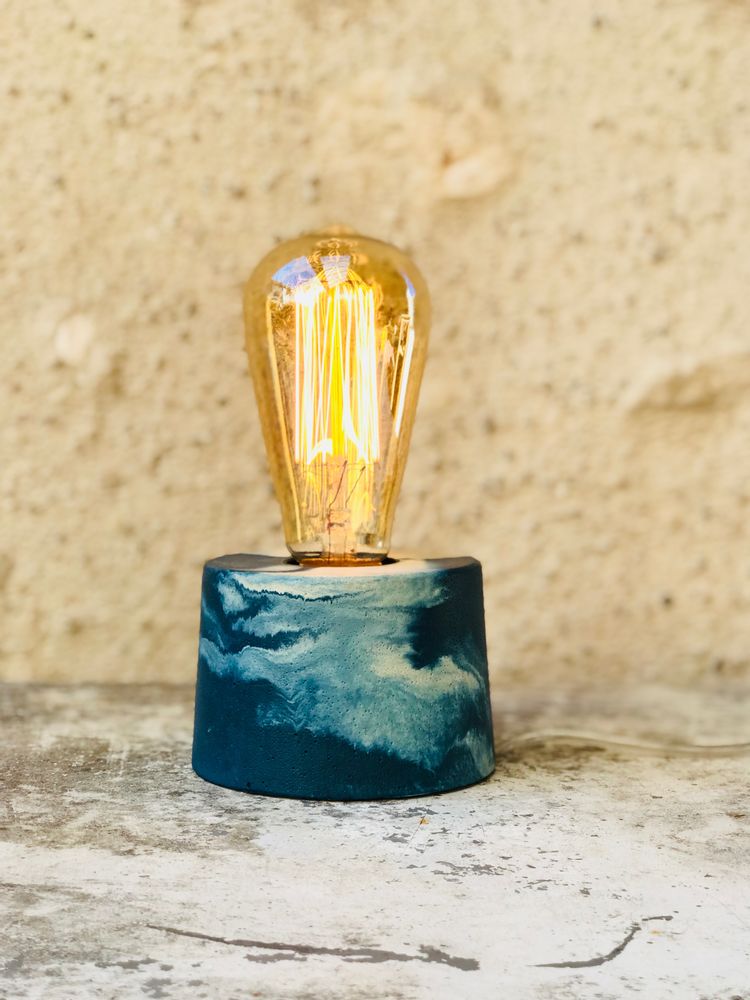Objets design - Lampe à poser | Lampe béton | Cylindre | Marbré bleu pétrole - JUNNY